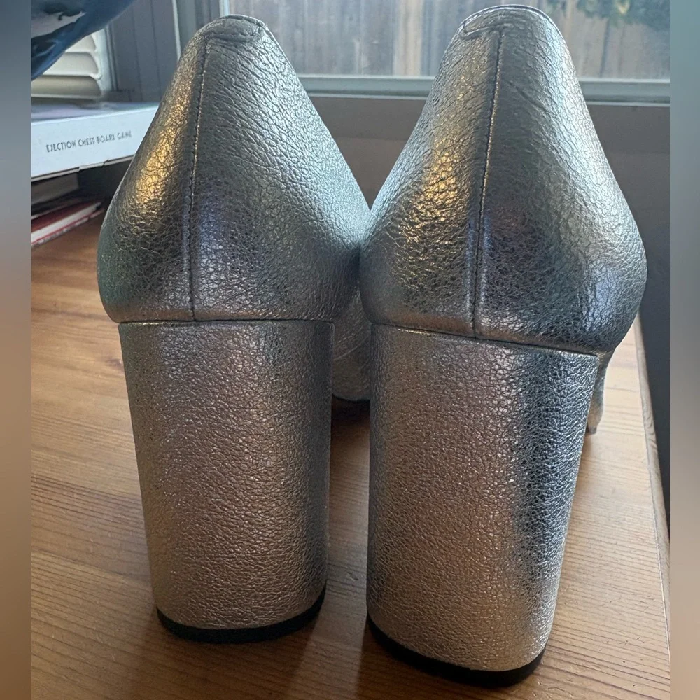 NIB Coach stunning silver heels with signature buckle - Picture 6 of 13